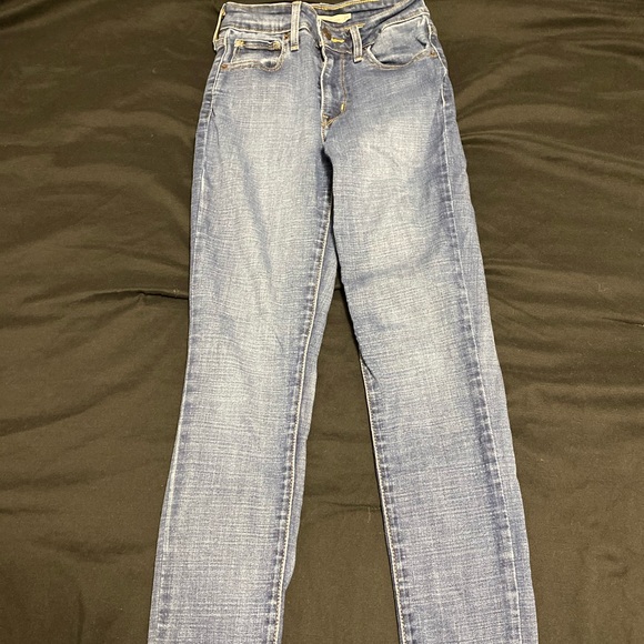 Women’s Levi’s jeans - Picture 2 of 3